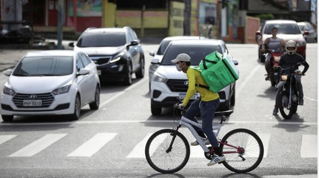 MOTORISTAS E ENTREGADORES: LONGAS JORNADAS PARA COMPENSAR A BAIXA REMUNERAÇÃO