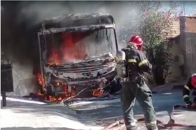 Ônibus pega fogo e chamas ameaçam carros e fiação em Vespasiano