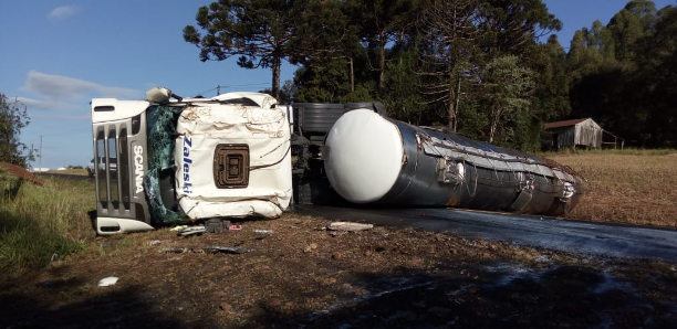 Carreta de leite tomba e complica trânsito na MGC-354