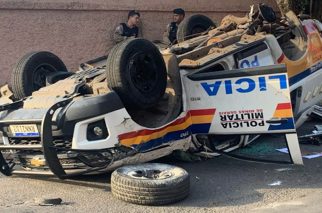 Policial militar morre após viatura bater e capotar durante perseguição em BH