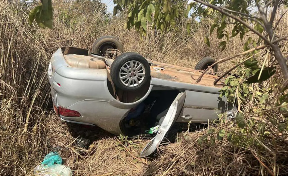 Criança de 9 anos puxa volante e provoca acidente de carro na MG-410 próximo a João Pinheiro