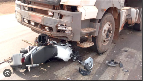 Motociclista empina moto e bate na traseira de carreta