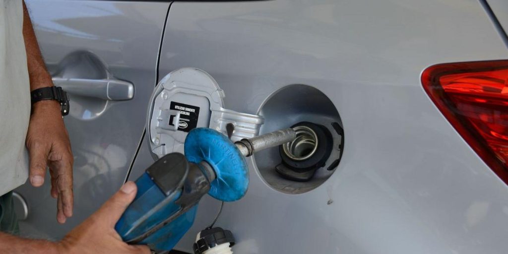 Gasolina está mais barata e diesel mais caro para distribuidoras a partir este sábado