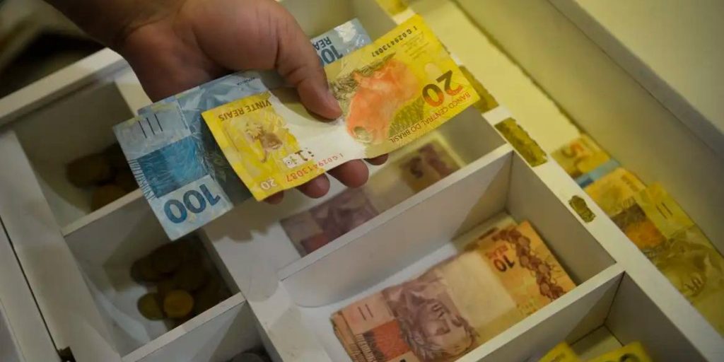 Salário mínimo de R$ 1.412 entra em vigor nesta segunda-feira