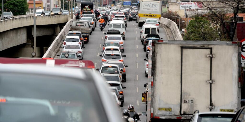 Na reta final para regularização do CRLV, 3 milhões de carros estão com licenciamento atrasado em MG