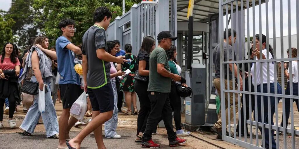 Estudantes aprovam tema da redação do Enem, mas acham prova cansativa